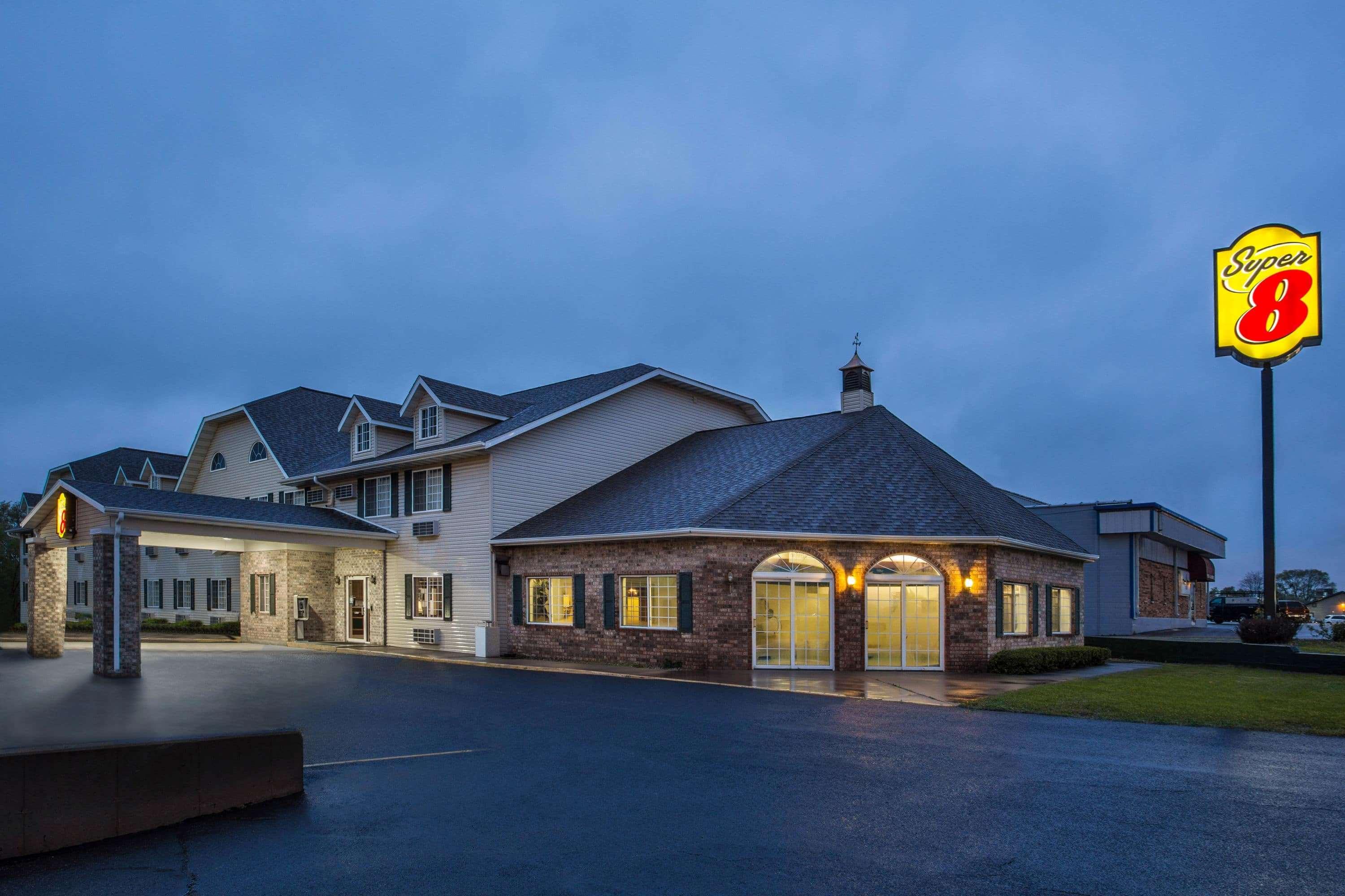 Hotel Super 8 By Wyndham Reedsburg Extérieur photo