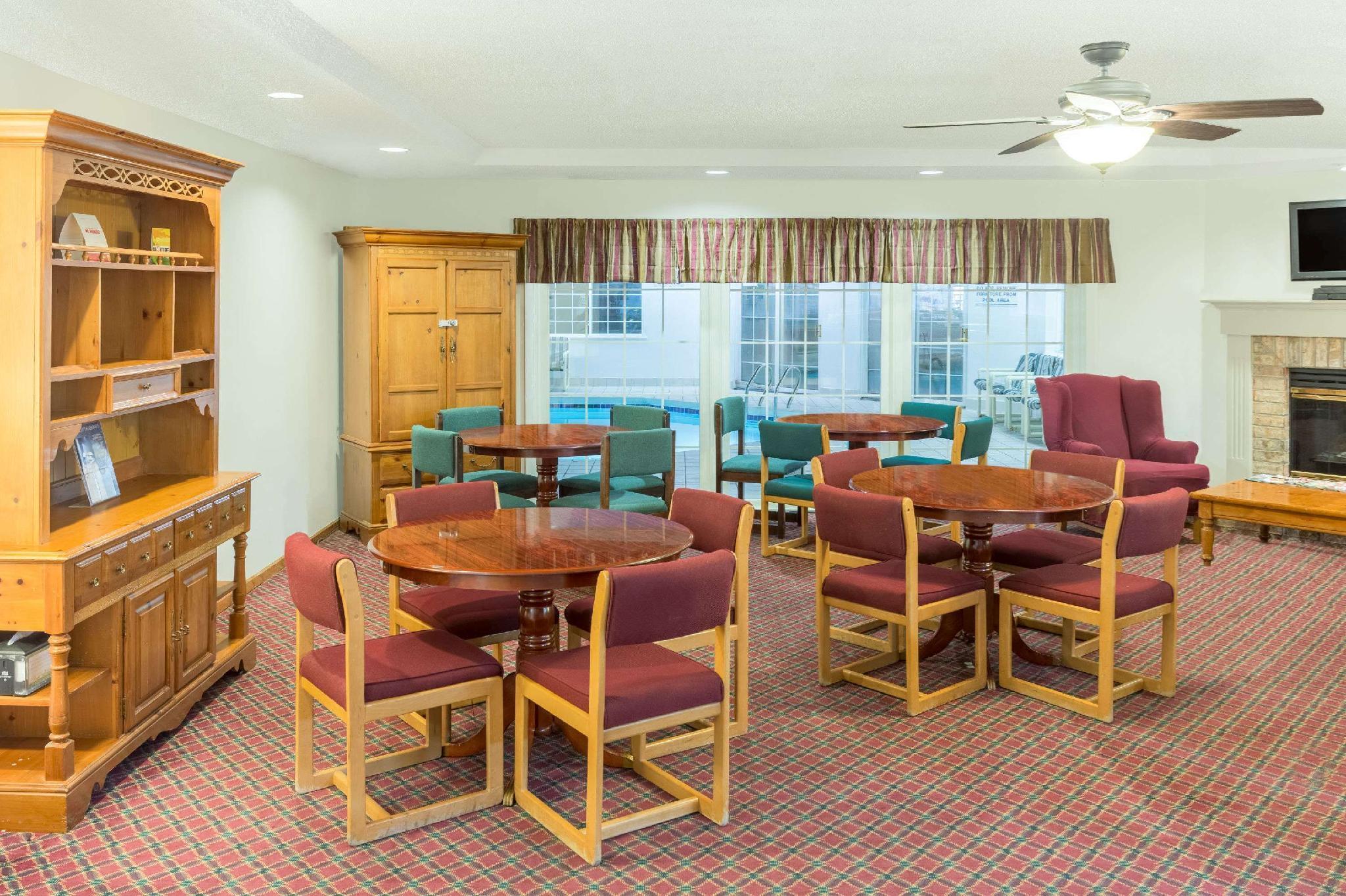 Hotel Super 8 By Wyndham Reedsburg Extérieur photo